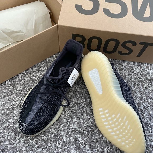 BNIB Men’s Yeezy Boost 350 V2 Carbon BNIB - Picture 7 of 9